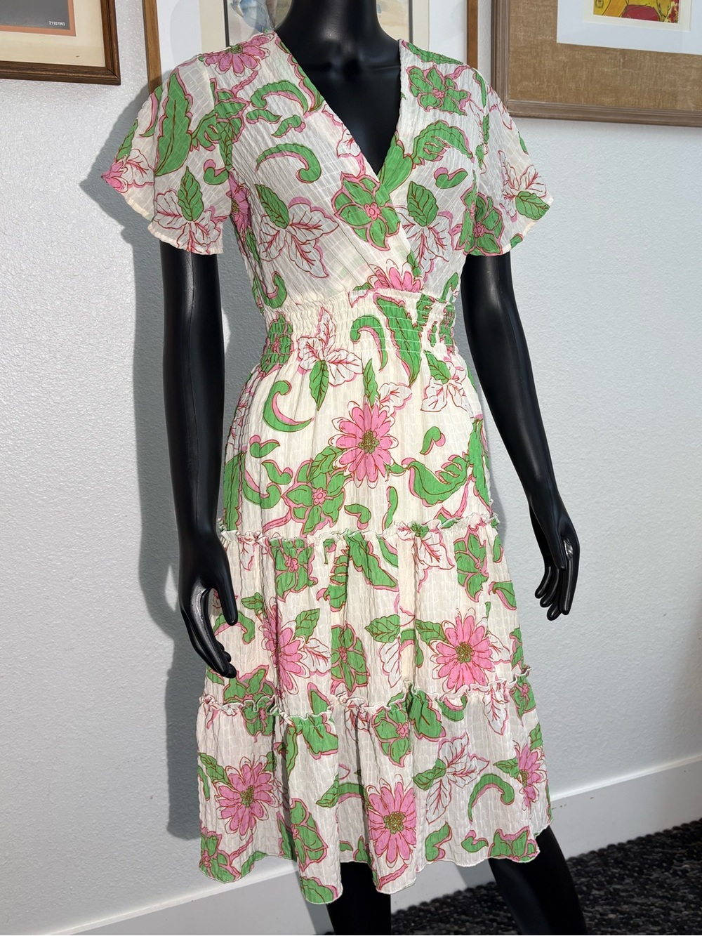 Alex & Parker floral dress featuring a vibrant pink and green pattern - Picture 2 of 6